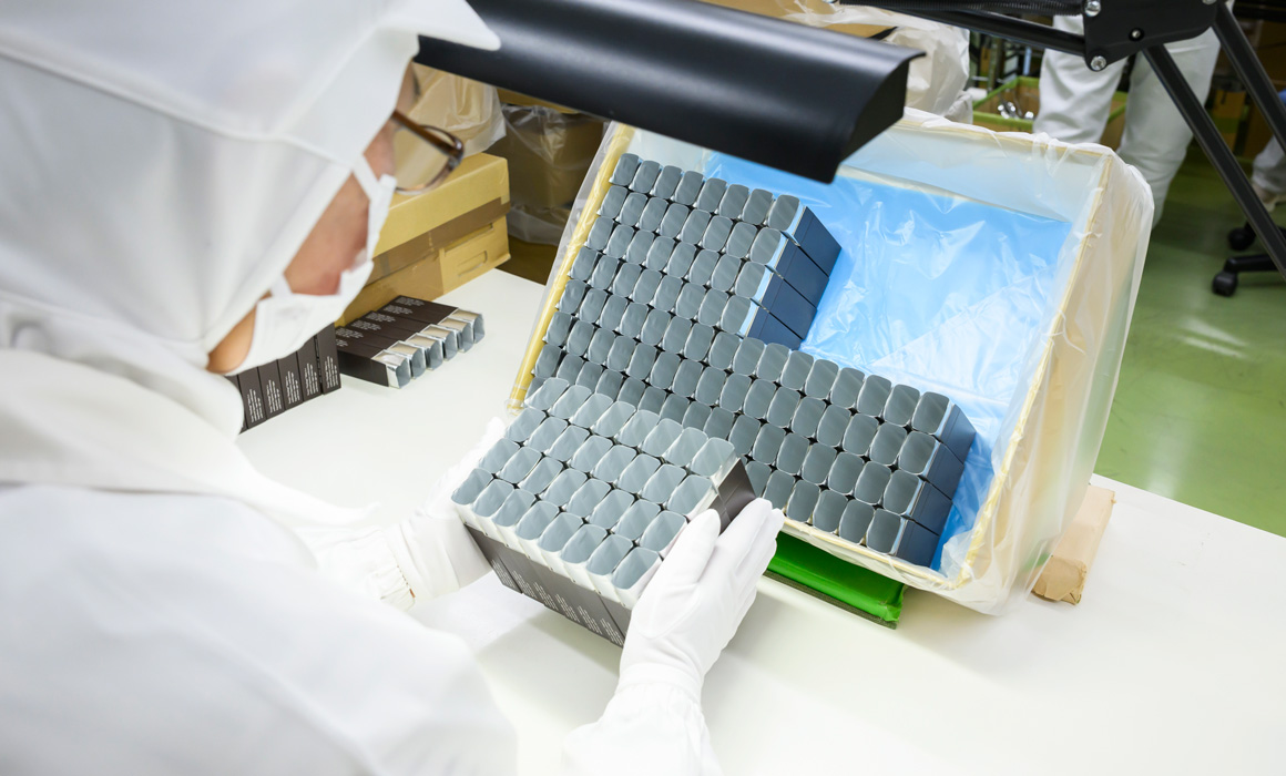 1つ1つ作業スタッフが手と目で確認する全品検品体制