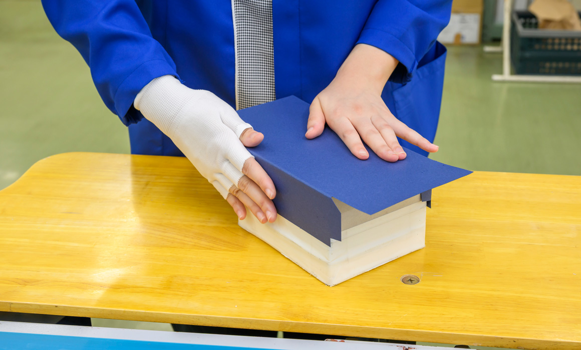 アレンジメントボックスは手加工で生産される
