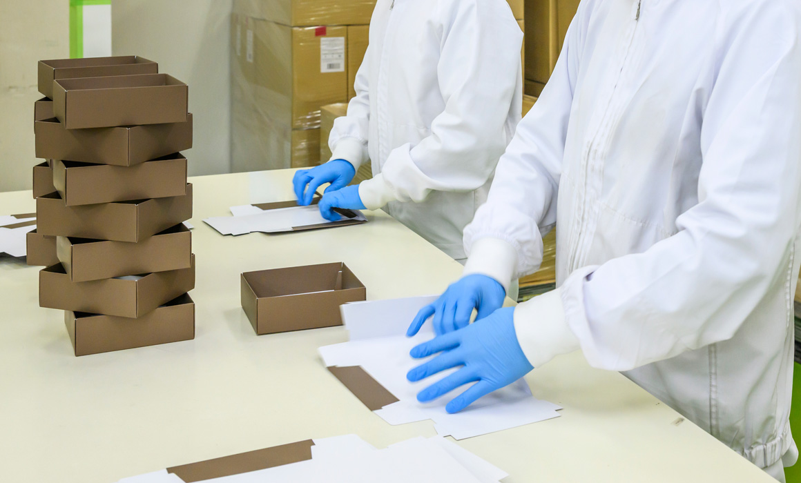 部材の組み立て作業を行う作業スタッフ